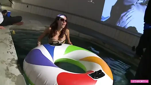 Великолепную крошку жестко трахнули