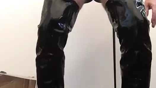 Blacl pvc uyluk çizme masturbasyon ve cumshot