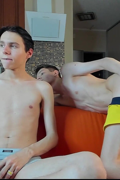 私は彼のパンティーを下ろし、友人のペニスをしゃぶる