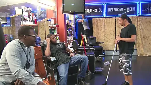 Istri hot dipuasin sama 4 kontol besar