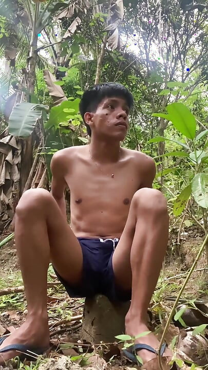 Young Pinoy Twink Jerks off Secretly Outdoors