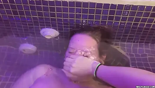 Check-in bis kink - Teil 2: Von Händen in der Wanne kontrolliert