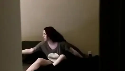Сосед по комнате снял на видео, как я хуим подушку!