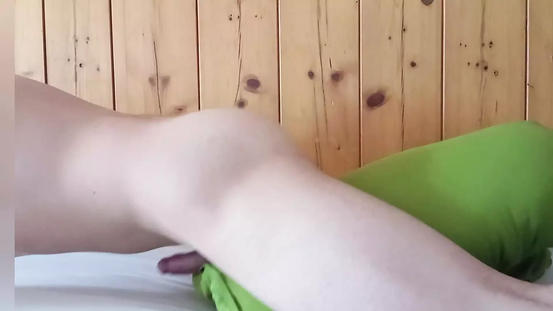 Jovem cara fodendo seu travesseiro e gemendo duro