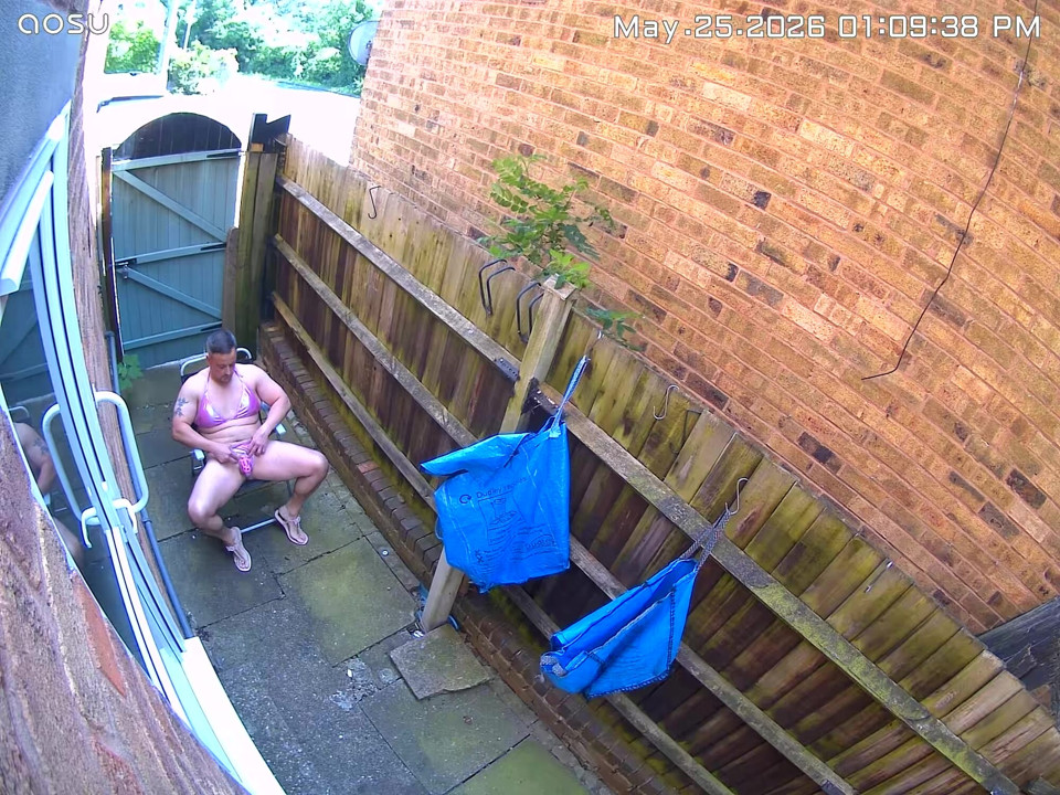 Złapany na kamerze moich sąsiadów w moim różowym bikini, łechtaczce w klatce i tyłku.