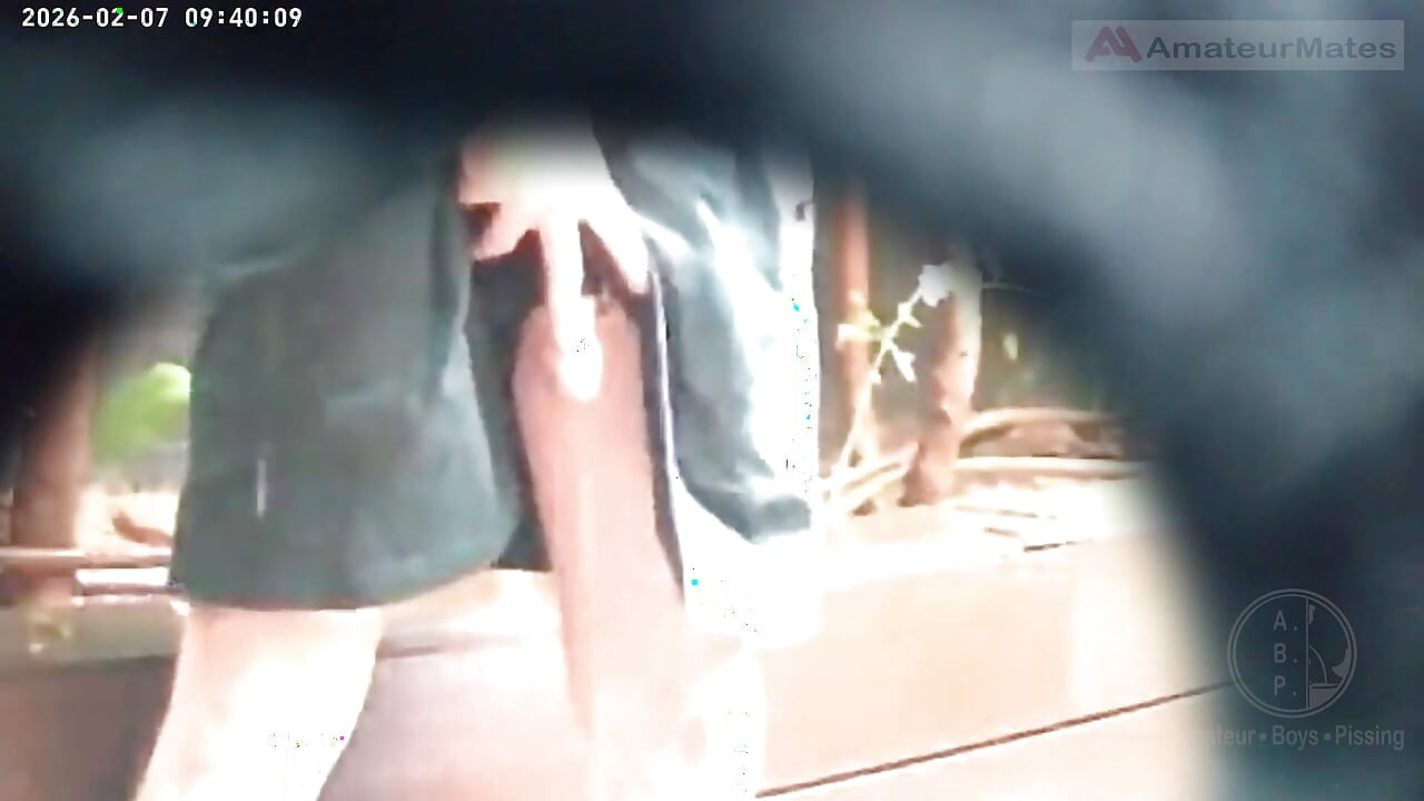 Amador Pego Fazendo Xixi Em Um Parque Público