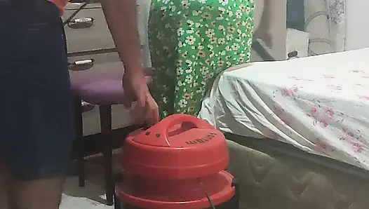 Cewek itu muncrat waktu aku lagi vakum rumah, jilat memek becekku, dan masukin kontolnya ke dalam.
