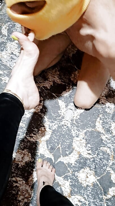 Grusom Femdom Skodyrkelse og fotjobb Slave Trent og tvunget til å komme på elskerinne Føtter Ekstrem ydmykelse