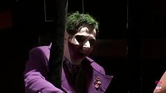 Ο Batman και ο Joker πάλευαν στην ταράτσα και στη συνέχεια απόλαυσαν ένα μεγάλο όργιο