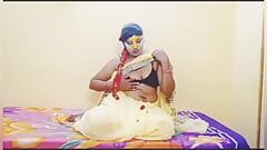 Tia sexy tira sari e mostra peitos e buceta