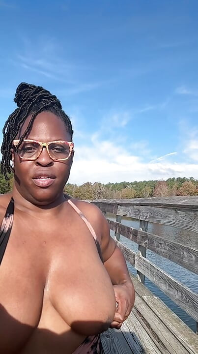 ZRELA EBONI GIGANTI SEDI NA POKORNICIMA NAPOLJU