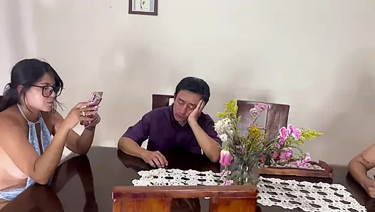 Yaşlı adam iki güzel lezbiyen üvey kızını büyük götlü ve büyük memeli sikiyor