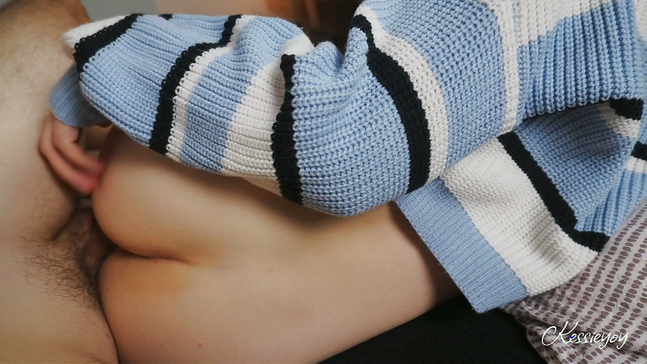 Ang malibog kong stepsister na naka-sexy sweater ay ginigiling ang malaki niyang puwit sa umaga kong tigas
