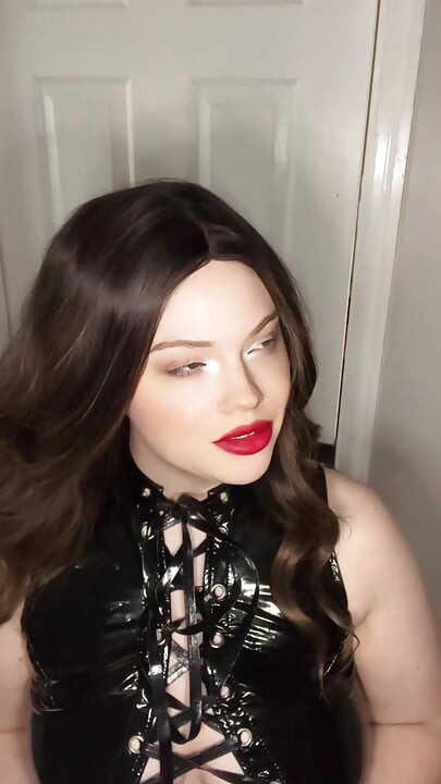 Smoking Leather Mistress Lends Out Her Favorite Toy
