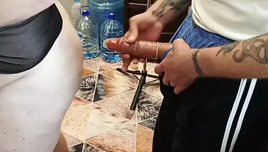 Suamiku lagi berbisnis sama orang asing yang lagi ngentot sama aku