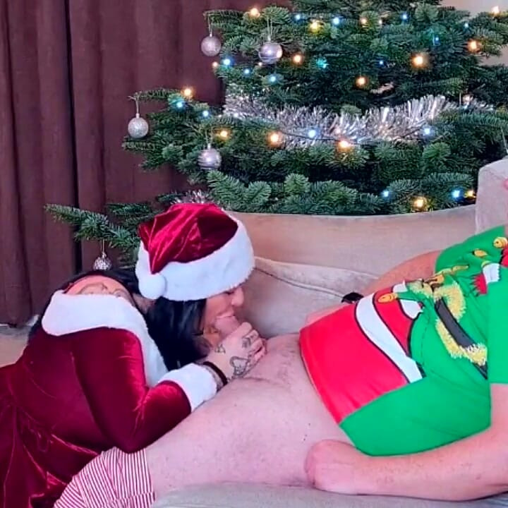 Une elfe coquine baise Mme Claus