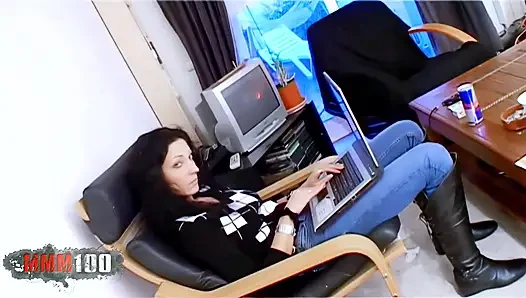 Axelle Mugler Эта французская порнозвезда обожает играть с ее идеальной киской