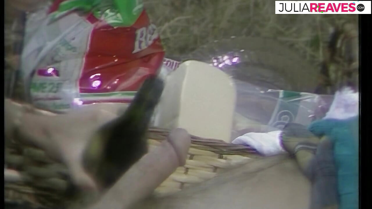 Блондинка мамка смокче і катається на величезному члені під час пікніка