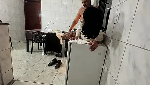 Yüksek güçlü bir yönetici bir iş toplantısı sırasında götünü ve amını siktiriyor.
