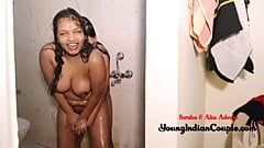 Lesbiche indiane amatoriali si scopano a vicenda sotto la doccia