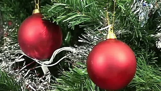 Праздничные девушки танцуют