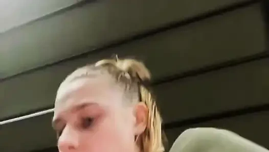 Verrückte öffentliche fickende muschi im fitnessstudio