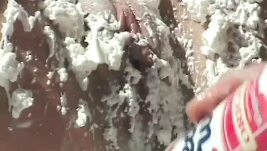 Ateşli esmer ve adam krem şanti ile kaplanıyor