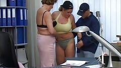 Niemiecki amatorski seks z lat 90. z głodnymi kutasami przyrodnimi siostrami i macochami