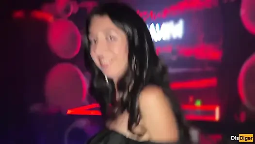 Aku dientot habis-habisan sama pacarku di klub malam dan diajak aku ke toilet publix untuk seks anal