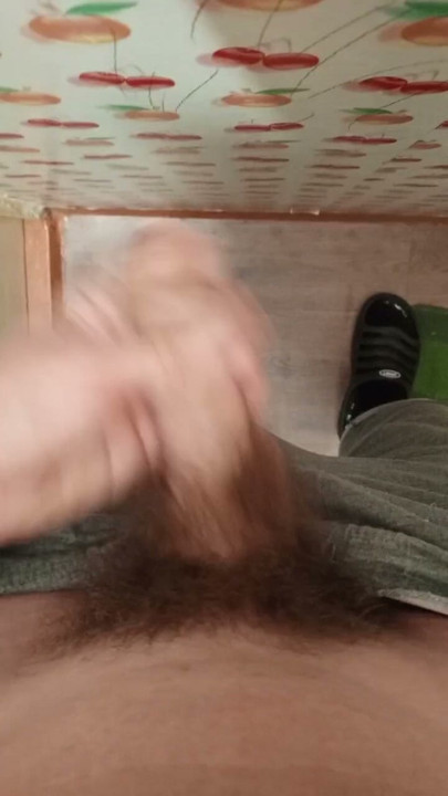 Um rapaz jovem exibe o pau grande e peludo