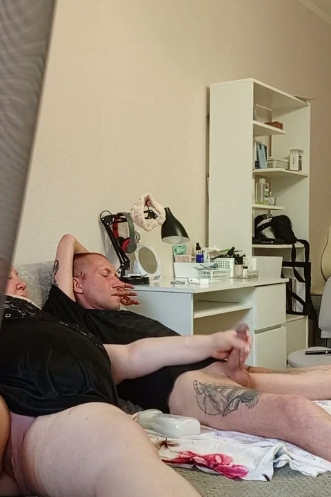 My Girlfriend Pleasures Me by Jerking off My Dick Before Cumming