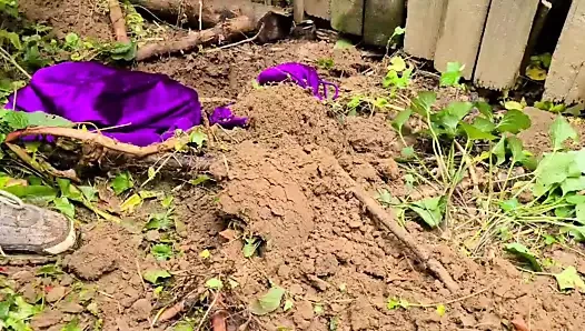 Cache Tetons porn video – Purple Cache Dress Gets Buried