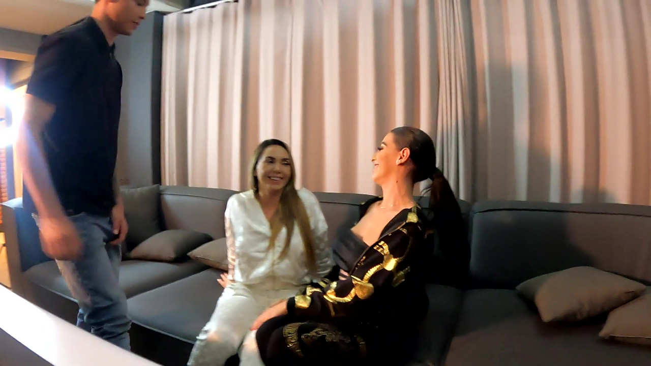 和两个令人难以置信的拉丁女郎在台球桌上玩3P