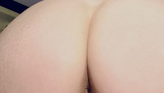 Un beau morceau baise un gros gode en POV