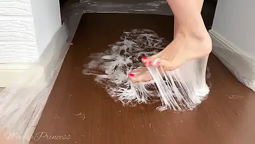 Yalınayak yapışkan yapıştırıcıya sıkıştı