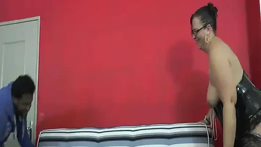 Olgun SSBBW 5 adam tarafından poposundan sikilir ve ağzına bir ton boşalma alır