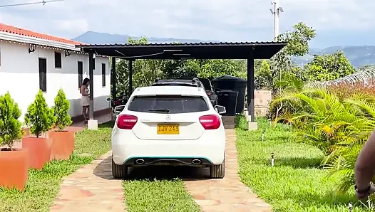 Setelah joging, aku ngentot pantat bahenol gadis cantik ini saat mereka lagi sendirian di rumah ayah tirinya
