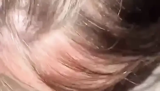 Немец Saskialove сосет 18-летней медсестре в машине, пока он не кончит