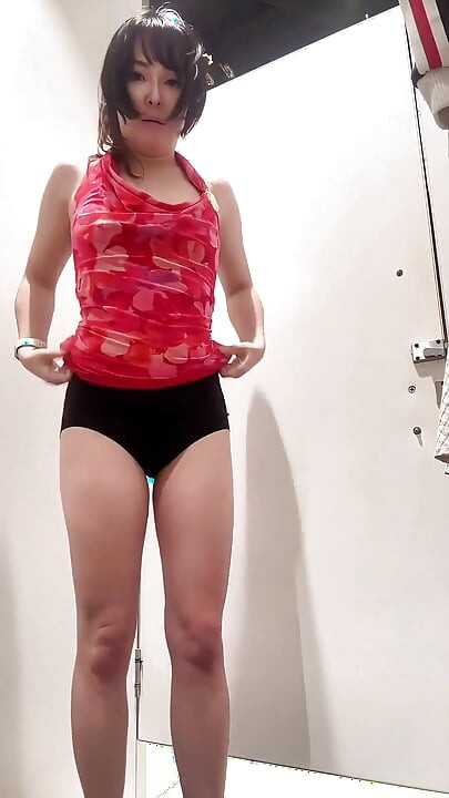 Misstaiwan服装在购物中心购物, 暴露乳房和阴户