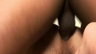 Un gros voyou à grosse bite baise un cul blanc gay