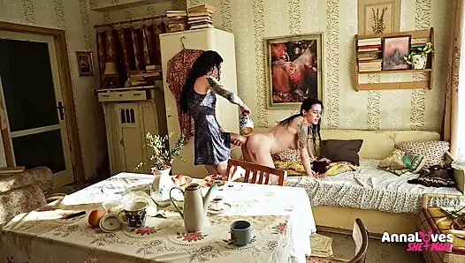 Ratu hot dientot habis-habisan sama kontol besar pria itu! (AnnaLovesshemale)
