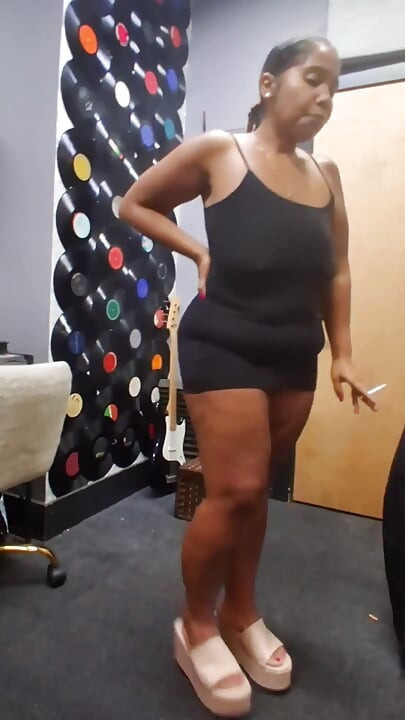Skirt mini kaki tebal mengusik wanita Puerto Rican platform kasut tumit tinggi thong