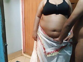 (Tamil Desi Saree Pahne Hot Mall) - 45 -jarige buurvrouw tante geneukt tijdens het vegen van het huis