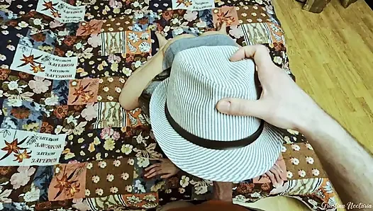 Gadis amatir nyepong kontol dan dientot gaya doggy habis-habisan pakai topi