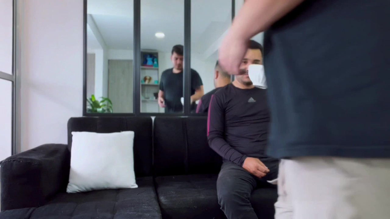 我害羞的邻居来我家要糖，结果把他的鸡巴插进了我的大屁股