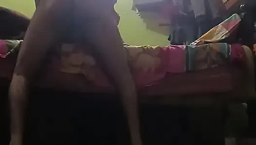 Hintli soniya yenge sikişiyor