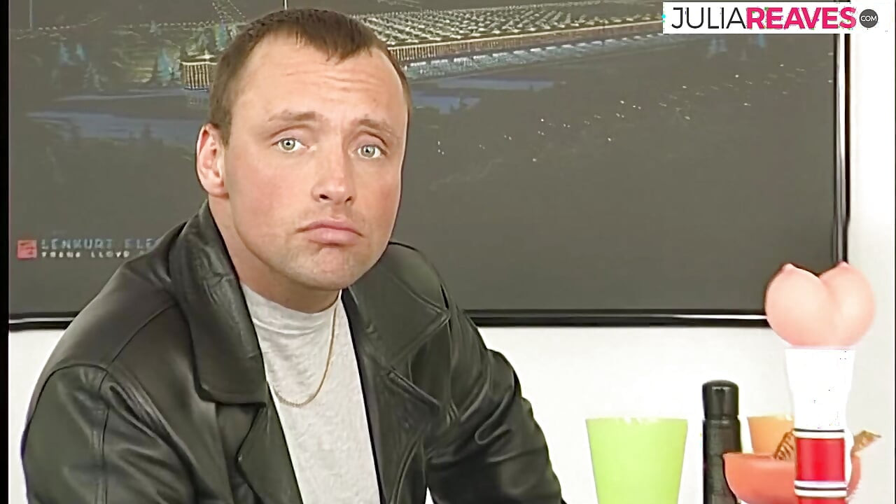 Une MILF sexy se déshabille et s'enfile un énorme gode