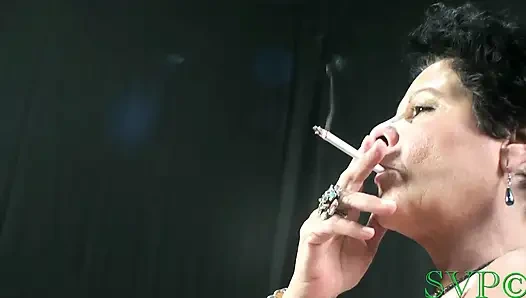 Tante girang semok kulit putih lagi asik merokok & berpose