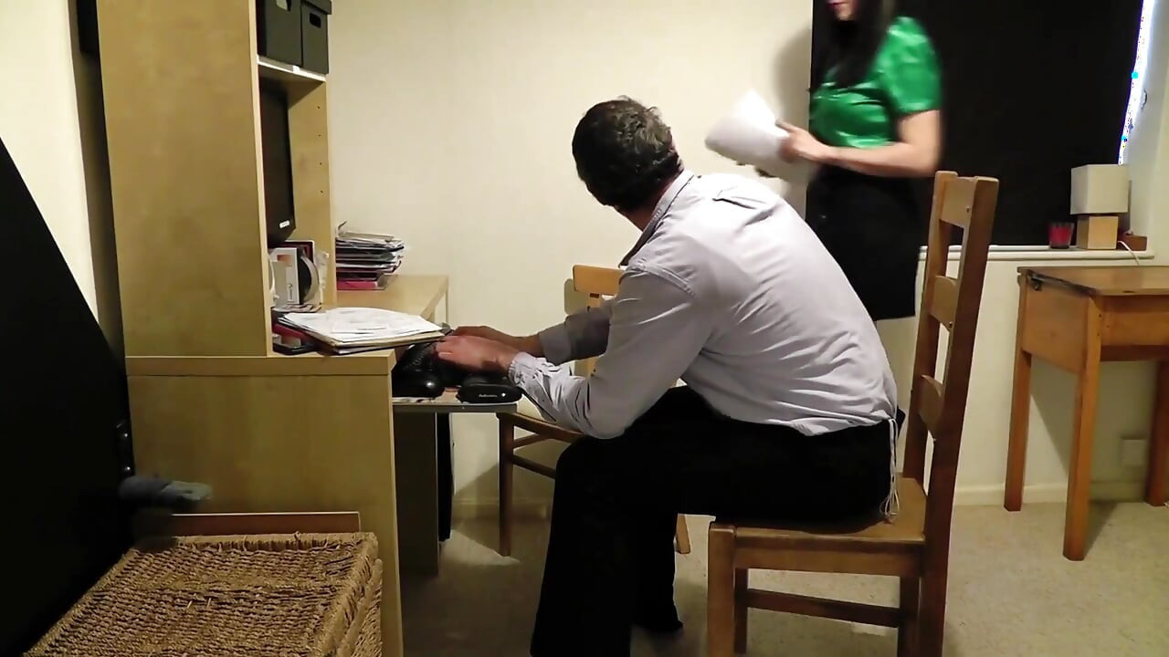 Office Kicking - Size 1920 X 1080