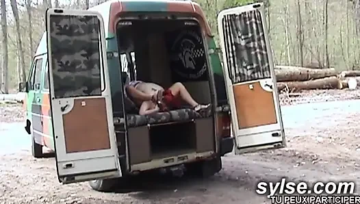 Молодая рыжая учится сосать на обочине дороги